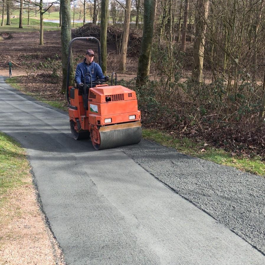 Halfverhardingspaden aanleggen, Natuurlijk gesteente 0-8 op Golfclub kleiburg. 1