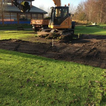 Op Golfbaan Delfland is Oosthoek-Groep BV begonnen aan de renovatie van de teeboxen op de par 3 baan. Sommige teeboxen worden verlegd en ze worden allemaal opnieuw opgebouwd. Hopen op een paar prachtige dagen met zon, zodat wij onze werkzaamheden zo goed mogelijk kunnen uitvoeren wat u van ons gewend ben.
"BUITENGEWOON GOED"